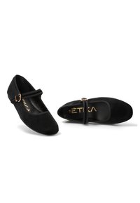 Bailarinas de ante negro con una correa y un hebilla de tono dorado. Diseño de punta redondeada con una textura suave y plantilla acolchada.