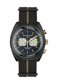 Orologio cronografo Aston Martin con cassa rotonda nera, cinturino in tessuto nero con una striscia beige e doppi sottoquadranti su un quadrante scuro.