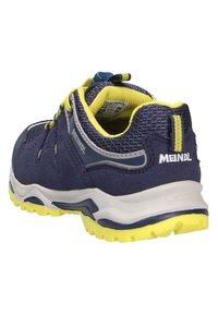 Marineblauwe en gele sportschoenen met een bovenwerk van gaas, een gevoerde kraag en een gestructureerde rubberen zool voor verbeterde grip en comfort.