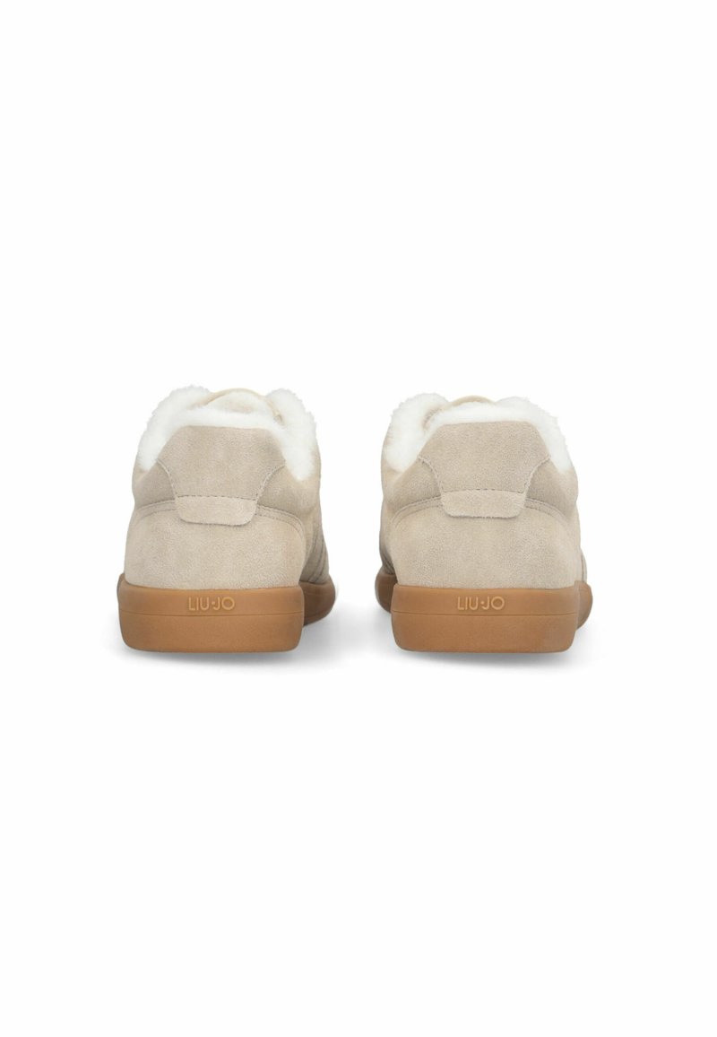 Beige Wildledersneaker mit einem Kragen aus Kunstfell und Gummi-Parallelsohlen. Verfügt über ein gesticktes Design und geprägtes Branding an der Ferse.