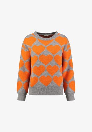 Grauer Strickpullover mit orangefarbenen Herzmustern, Rundhalsausschnitt und gerippten Bündchen. Warmes, strukturiertes Material mit lässiger Passform.