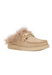 Scarpe slip-on beige con una superficie testurizzata e un bordo in pelliccia soffice. Presentano una fibbia dorata sulla parte superiore per un tocco di dettaglio in più.