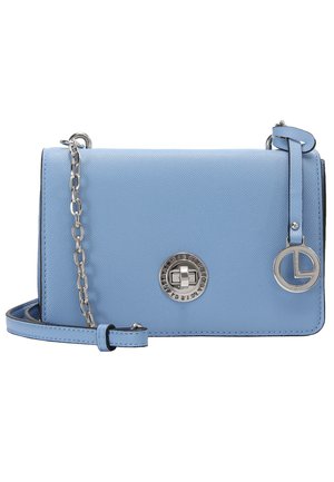 Lyseblå læder crossbody taske med sølvkæde, drejelås og cirkulært metal logo charm på siden.