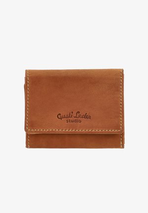 Hnědá kožená peněženka s viditelným prošíváním a embosovaným nápisem "Gusti Leder studio" na předním klopě, umístěná na bílém pozadí.