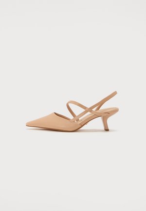 Sandală cu toc înalt, cu vârf ascuțit, de culoare nud, cu bretele minime, realizată din material neted, având un toc stiletto de 5 cm.