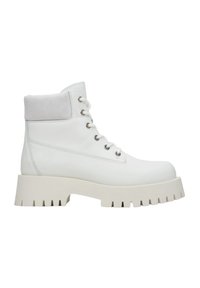 Witte leren enkellaarzen met een suède manchet, vetersluiting en een stevige witte rubberen zool met diepe profiel voor grip.