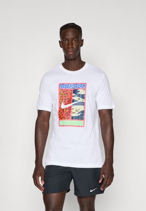 T-shirt branco de manga curta com um design gráfico colorido que apresenta estampas de animais e padrões abstractos. Feito de um tecido suave e respirável.