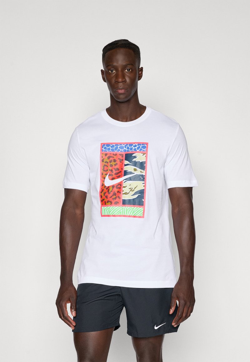 Tricou alb cu mânecă scurtă, având un design grafic colorat cu imprimeuri animale și modele abstracte. Fabricat dintr-un material moale și respirabil.