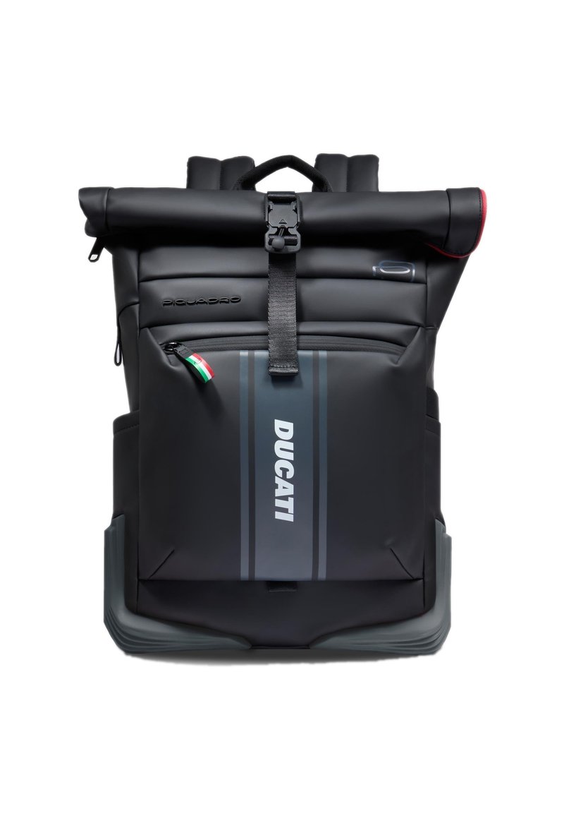 Zaino nero con chiusura a rotolo e design imbottito, dotato di tasca frontale con zip, strisce grigie e un dettaglio rosso. Realizzato in materiale resistente e impermeabile.