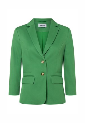 Blazer vert sur mesure avec cols à encoches, deux boutons à l'avant, poches à rabat, et manches trois-quarts.
