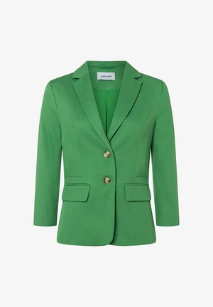 Blazer vert sur mesure avec cols à encoches, deux boutons à l'avant, poches à rabat, et manches trois-quarts.