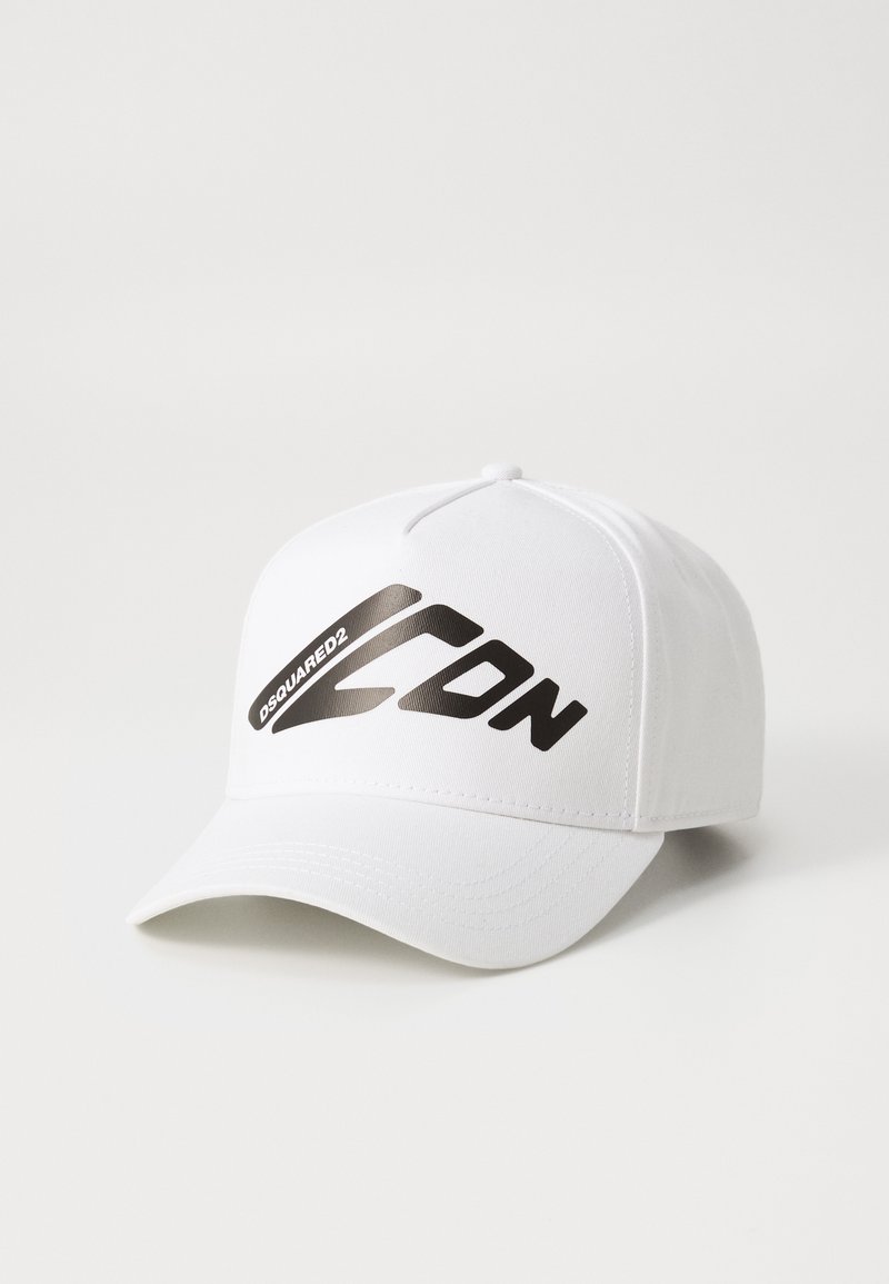 Casquette de baseball blanche avec un pic courbé, arborant un logo noir imprimé "DSQUARED2 ON" en évidence sur le devant. Texture de tissu lisse.