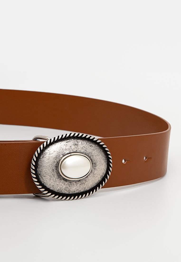 Bruine leren riem met een grote ovale zilverkleurige gesp met een parelachtige kern, verFraaid met een gedraaid touwontwerp en bevestigingsgaten.