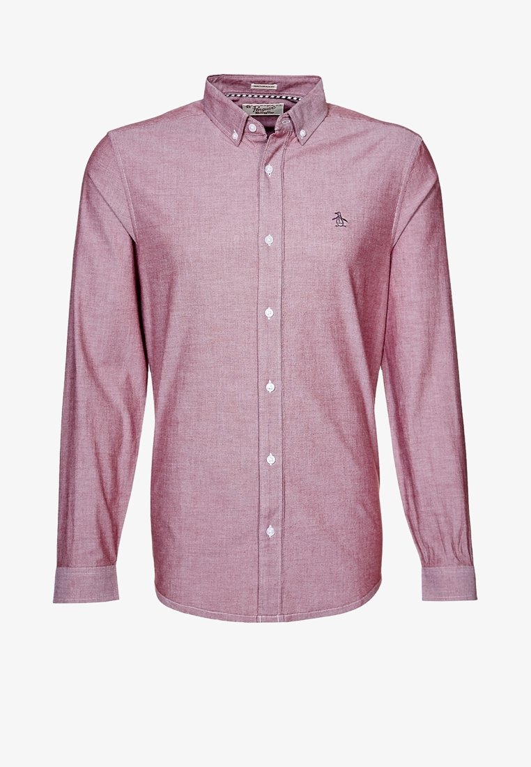 Camicia a maniche lunghe di colore rosso chiaro, colletto button-down, realizzata in tessuto testurizzato con bottoni bianchi e piccolo logo di pinguino ricamato sul petto.