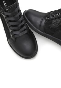 Schwarze High-Top-Schuhe aus synthetischem Leder mit satinierten Schnürsenkeln, strukturierten Mesh-Einsätzen und Gummisohlen mit glatter Oberfläche.