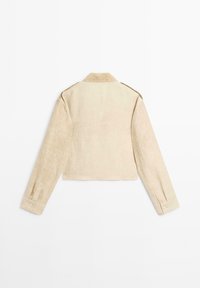 Beige Jacke aus strukturiertem Stoff, verkürzt, mit Kragen, langen Ärmeln und geknöpften Manschetten, ohne sichtbare Verschlüsse auf der Rückseite.
