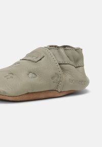 Robeez MYWOOD UNISEX - Primeiros sapatos - kaki