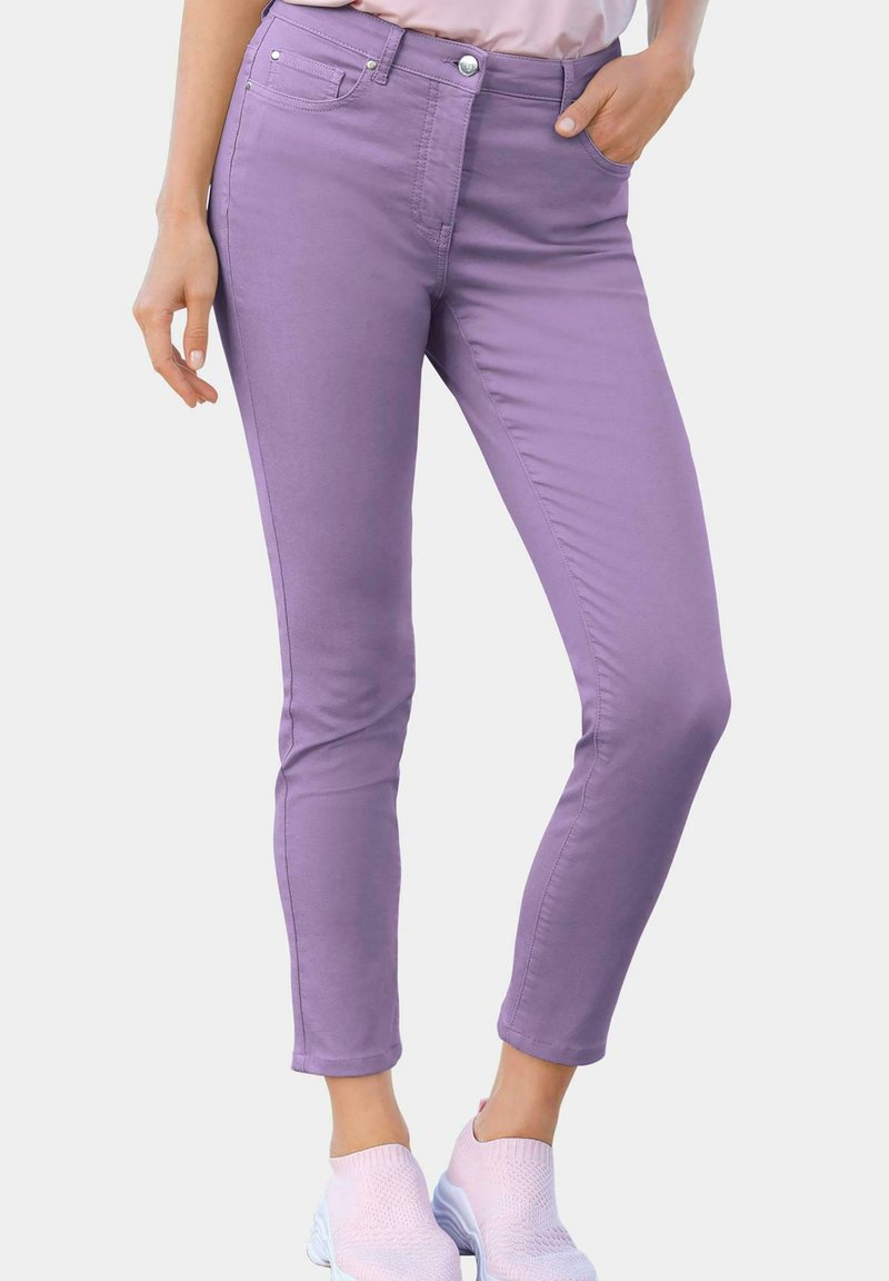 Jeans skinny lilas avec une taille mi-haute, une fermeture à bouton, des poches avant et arrière, et une texture de tissu lisse et extensible.