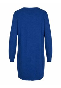 Pull en maille bleu avec des manches longues et un col rond. Présente des poignets et un ourlet côtelés. Texture lisse et coupe mi-longue.