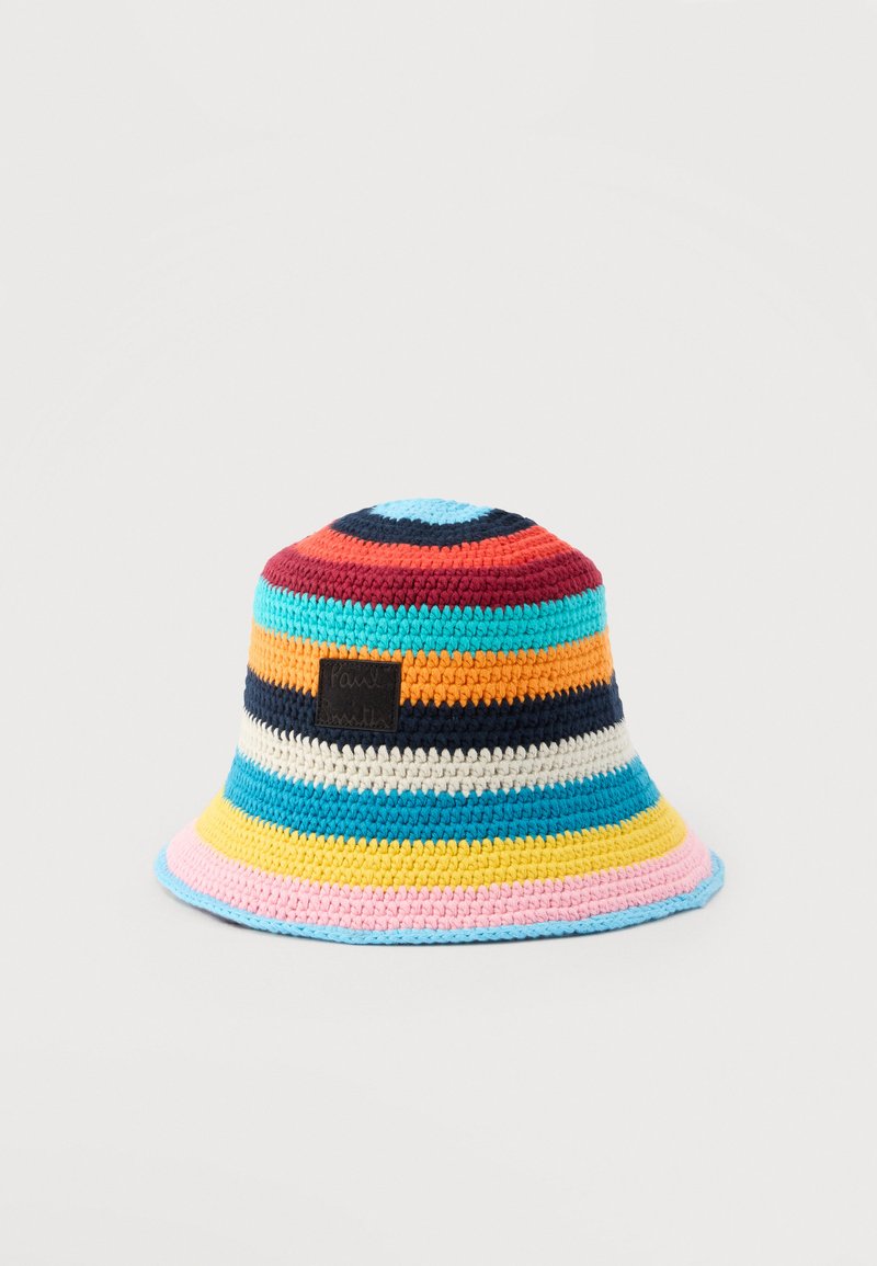 Κομποποιημένο καπέλο τύπου κάδου με οριζόντιες ρίγες σε κόκκινο, μπλε, πορτοκαλί, κίτρινο, λευκό, ροζ και μαύρο, με ένα μικρό μαύρο έμβλημα στο πλάι.