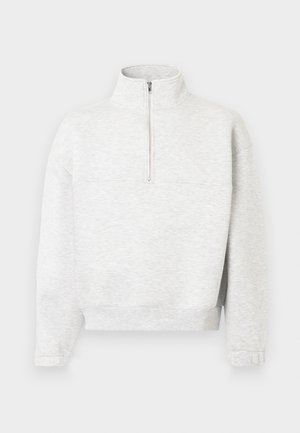 Felpa color grigio chiaro con collo alto, chiusura a mezza zip e polsini a coste. Realizzata in tessuto morbido e strutturato con una vestibilità comoda.