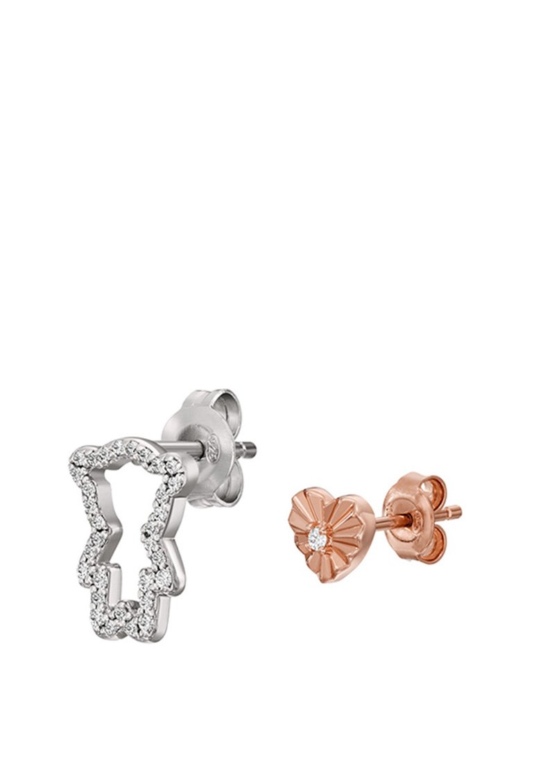 Orecchini a perno in argento a forma di orsetto, decorati con gemme trasparenti; orecchini a perno in oro rosa con un dettaglio centrale in pietra.