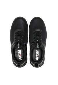 Zapatillas deportivas negras con parte superior de malla, superficie texturizada y cordones planos. Cuentan con una plantilla acolchada y sutiles acentos de logo en los laterales.