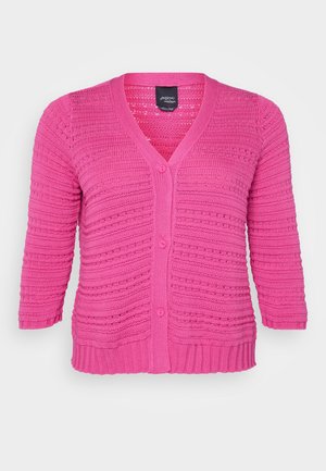 Cardigan rose en tricot avec un col en V, des manches trois-quarts et une fermeture à boutons. Il présente des rayures texturées et un ourlet côtelé.