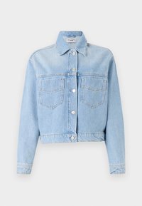 Giacca di jeans azzurro chiaro, design cropped, colletto a punta, bottoni a pressione frontali, due tasche sul petto con lembi inclinati, dettagli cucitura sulle maniche.