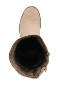 Botín de ante beige con un suave forro interior; cuenta con un zipper en el costado y una puntera redondeada. Textura suave con un color neutro.