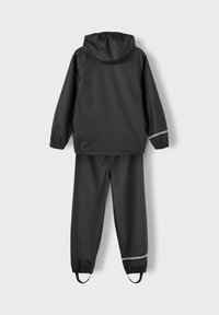 Zwart waterdicht trainingspak met een capuchon, elastische manchetten en reflecterende accenten. Gladde, duurzame stof, ontworpen voor buitenactiviteiten.