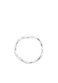 Anillo de plata con una forma orgánica y ondulante. Superficie lisa y pulida; diseño delgado y flexible. Sin adornos ni patrones visibles.
