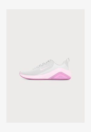 Helehall ja roosa Nike Zoom jooksujalats võrgust ülemise osaga, paeltega kinnise ja pehmendusega tallaga ühevärvilise heleda tausta peal.