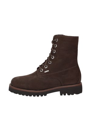 Bottine en daim marron avec bout rond, œillets en métal et fermeture à lacets. Semelle en caoutchouc crantée avec un détail de bordure marron contrastant.