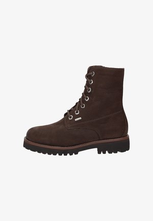 Bottine en daim marron avec bout rond, œillets en métal et fermeture à lacets. Semelle en caoutchouc crantée avec un détail de bordure marron contrastant.