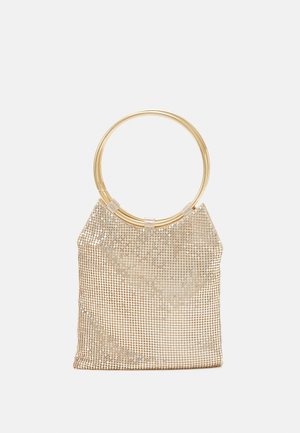 Pochette de soirée en maille dorée avec de grandes poignées métalliques circulaires, dotée d’une texture douce et drapée et d’une surface réfléchissante.