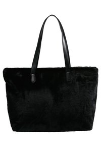 Černá kožešinová taška přes rameno s hladkými černými koženými rukojetmi. Prostorný obdélníkový tvar, měkká textura a žádné viditelné kovové části nebo akcenty.