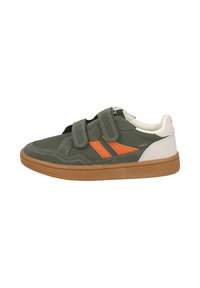 Zapatillas de ante verde con detalles en negro y naranja, que cuentan con dos correas de Velcro y una suela de goma. Superficie texturizada y diseño de talón en contraste.