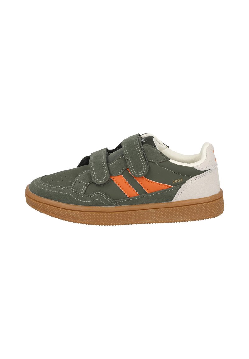 Zapatillas de ante verde con detalles en negro y naranja, que cuentan con dos correas de Velcro y una suela de goma. Superficie texturizada y diseño de talón en contraste.