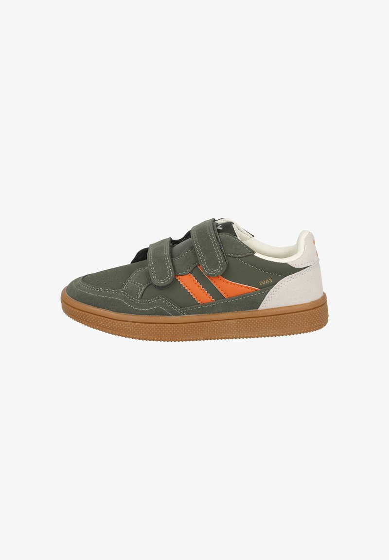 Zapatillas de ante verde con detalles en negro y naranja, que cuentan con dos correas de Velcro y una suela de goma. Superficie texturizada y diseño de talón en contraste.