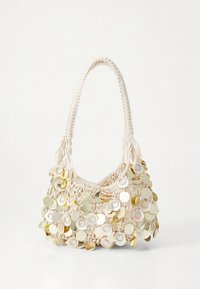 Borsa intrecciata bianca decorata con paillettes tonde lucide oro e argento, con una forma strutturata e un manico intrecciato singolo.