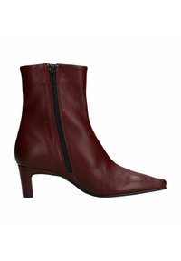 Bordeaux lederen enkellaars met een spitse neus, zijrits en een blokhak van 6,5 cm; gladde textuur en een slanke silhouet.