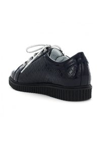 Granatowe, lakierowane buty skórzane z teksturowanym pikowanym wzorem, srebrnymi sznurowadłami i czarną gumową podeszwą. Tył buta z wyściółką dla wygody.