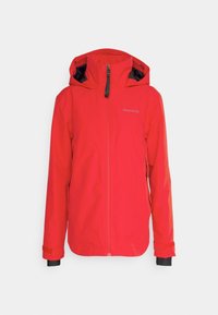 Veste imperméable rouge à capuche avec fermeture éclair frontale, deux poches latérales et poignets réglables sur un fond clair uni.