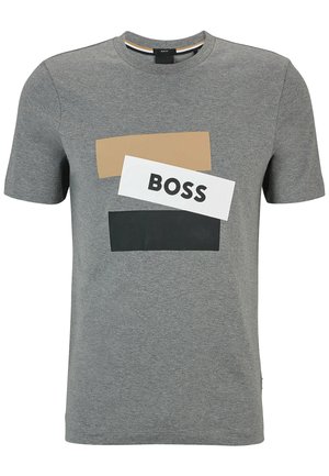 Grijs slim-fit T-shirt met drie overlappende rechthoeken in beige, wit en zwart; de witte rechthoek bevat het woord "BOSS" in zwarte letters.