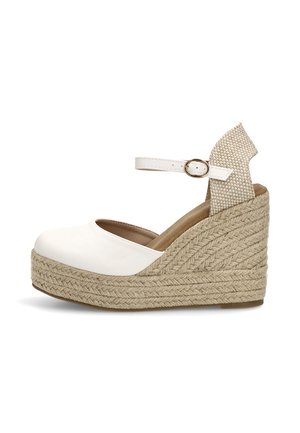 Sandalia cuña de cuero blanco con plataforma de yute trenzado, tira en el tobillo con hebilla redonda y talonera texturizada.