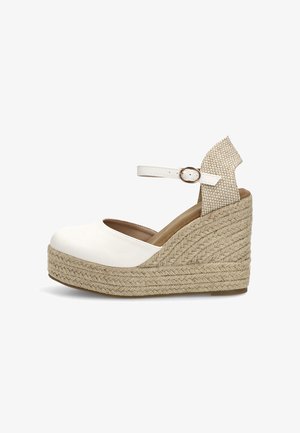 Sandalia cuña de cuero blanco con plataforma de yute trenzado, tira en el tobillo con hebilla redonda y talonera texturizada.