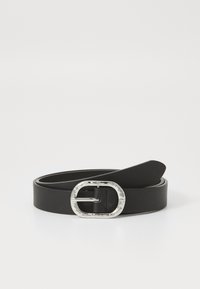 Curea de piele neagră cu o curea lată și o cataramă rotundă din metal argintiu, cu o finisare texturată. Suprafață netedă, design simplu.