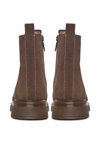 Stivaletti in suede marrone con cerniere laterali, parte superiore testurizzata e cuciture chiare a contrasto. Suola in gomma marrone chunky.