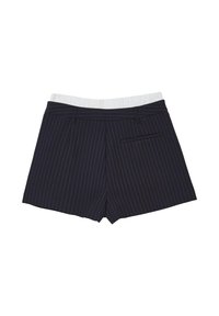 Shorts bleu marine à rayures avec une taille élastique blanche, dotés de deux poches avant et d'une poche arrière, coupe ajustée et tissu lisse.